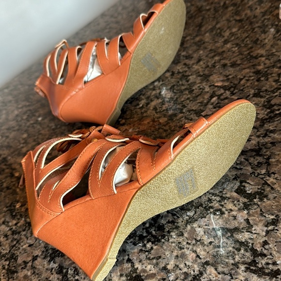 Charles Albert cognac wedge peep toe bootie sandal NIB 9 - Picture 6 of 9